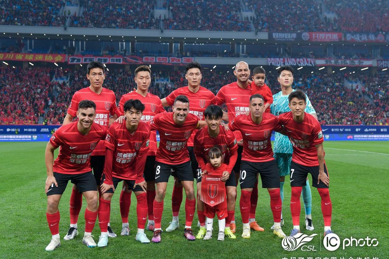 球员们为比赛全力以赴，场上竞技火热