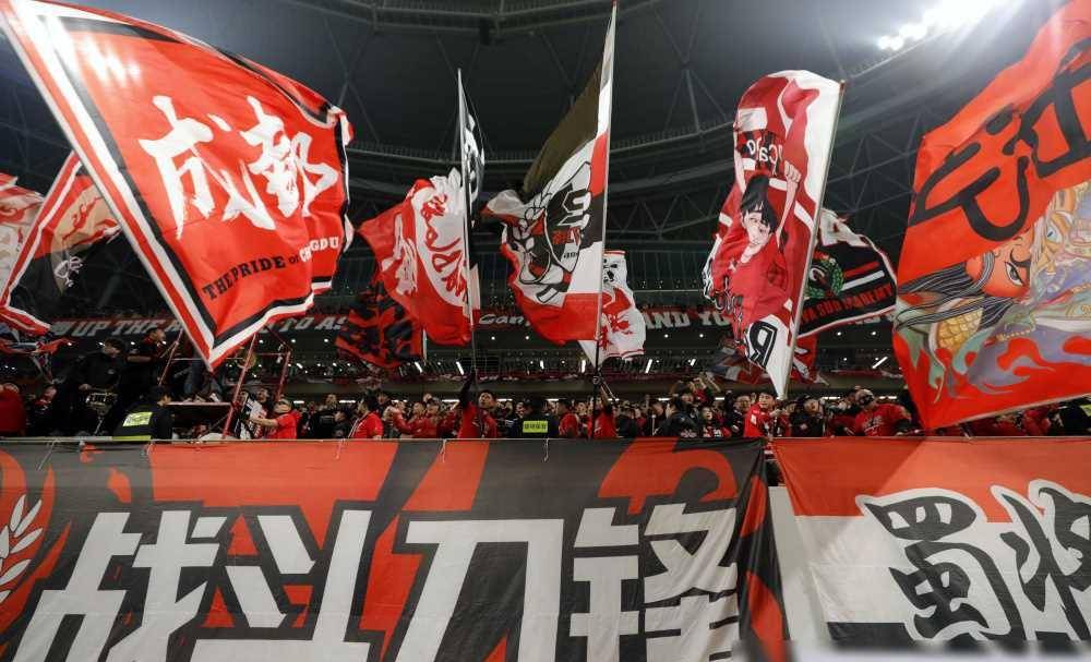 比赛中遇到困难，球队团结一心共同应对