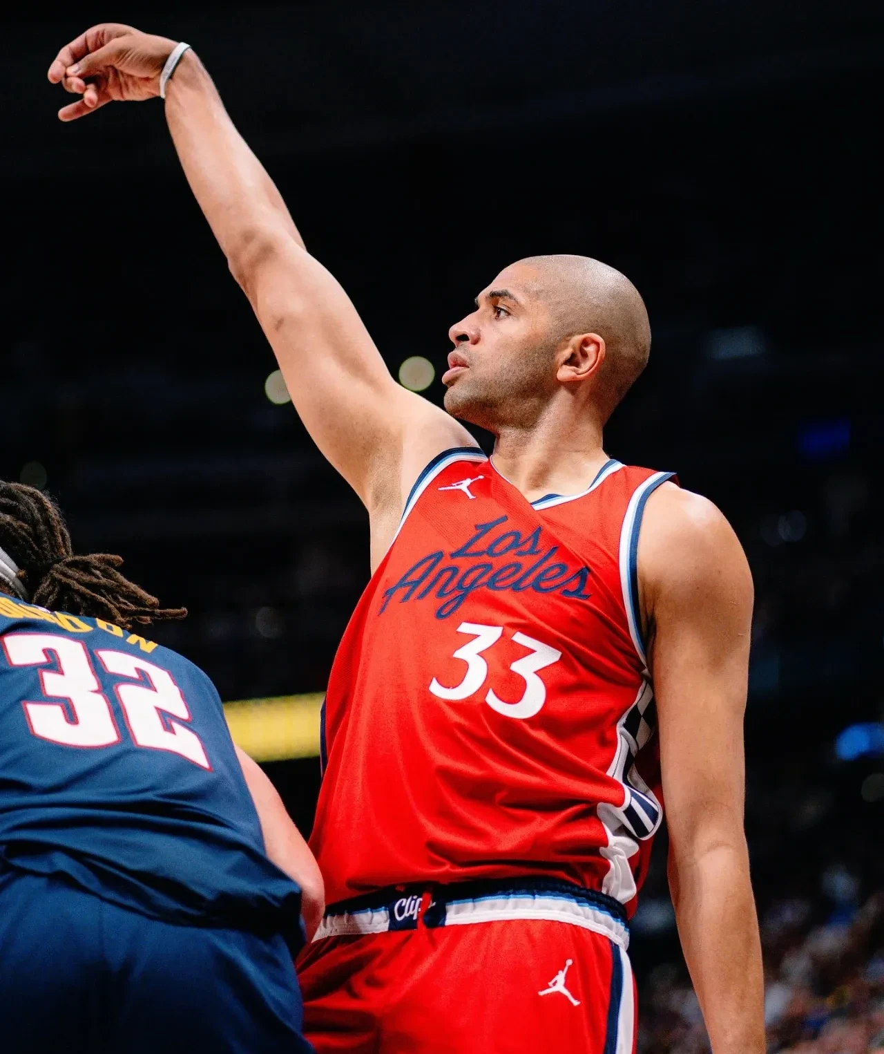 NBA暂停所有球队训练，球员待在家中