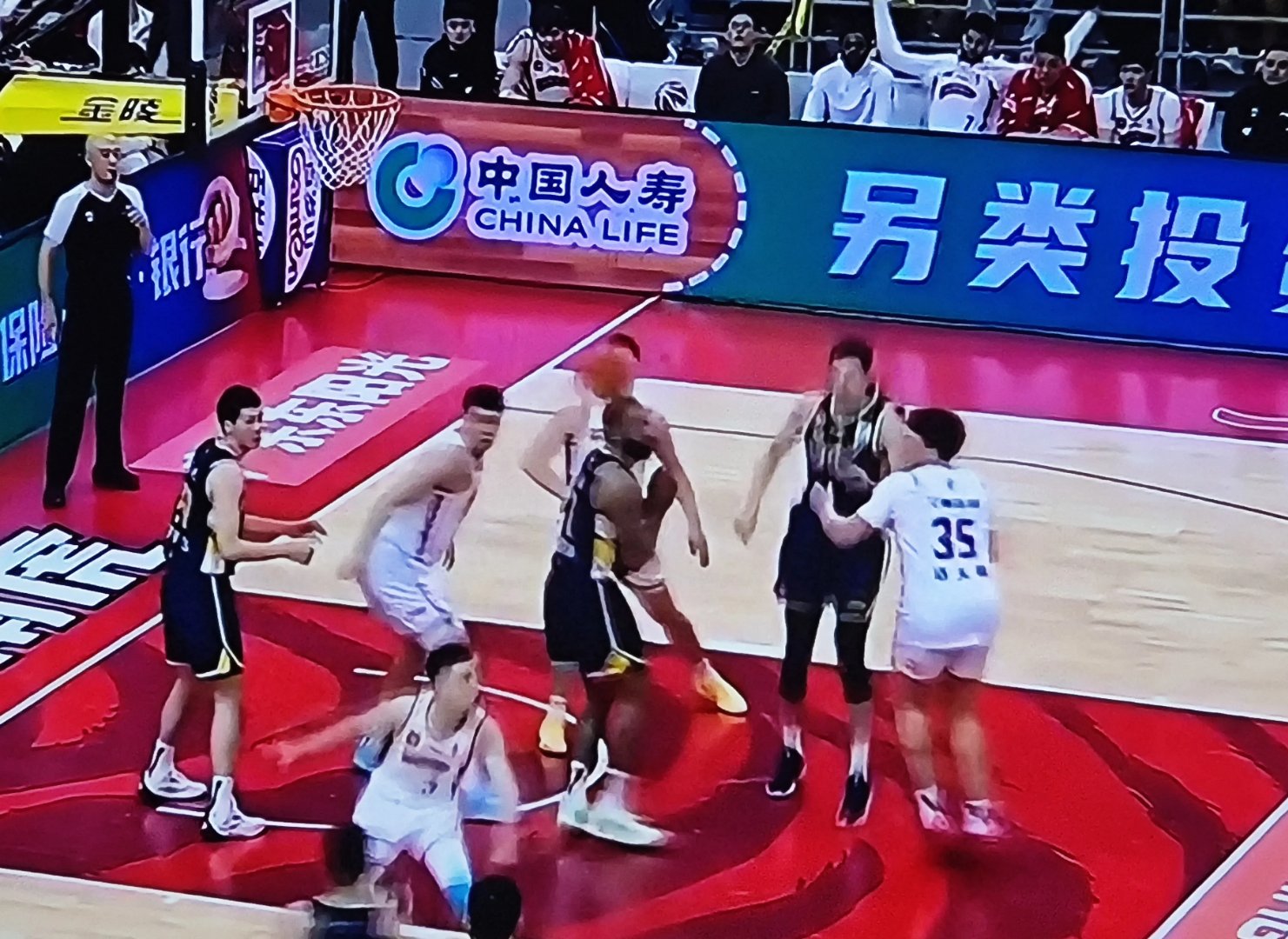 关于现场一片沸腾，球队解围保持领先的信息