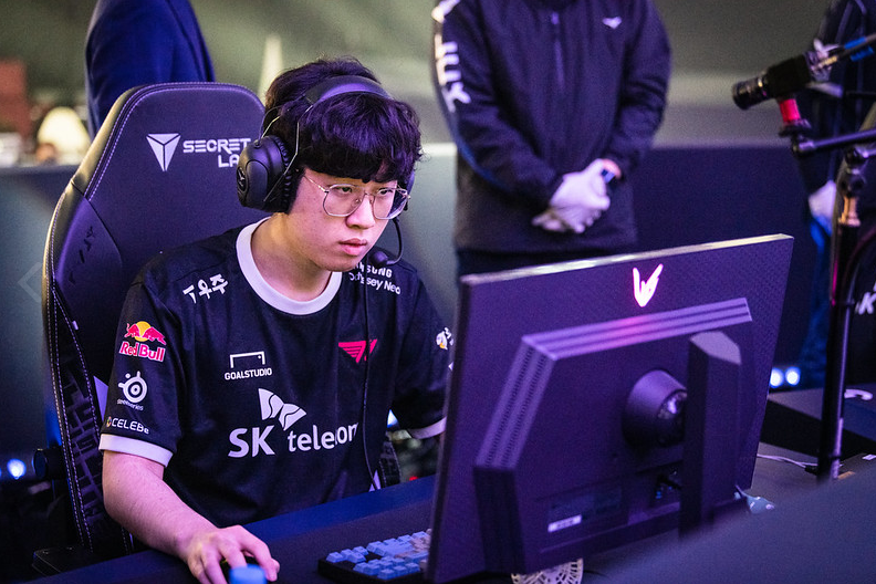 JDG横扫GEN,Deft成为全场焦点入围赛3:1(柏林) JDG横扫GEN,Deft成为全场焦点入围赛3:1(柏林)