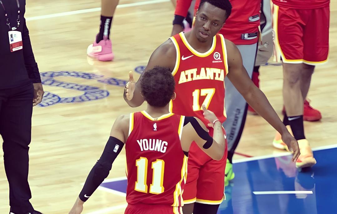 老鹰后卫在压哨球命中，帮助球队取得必胜