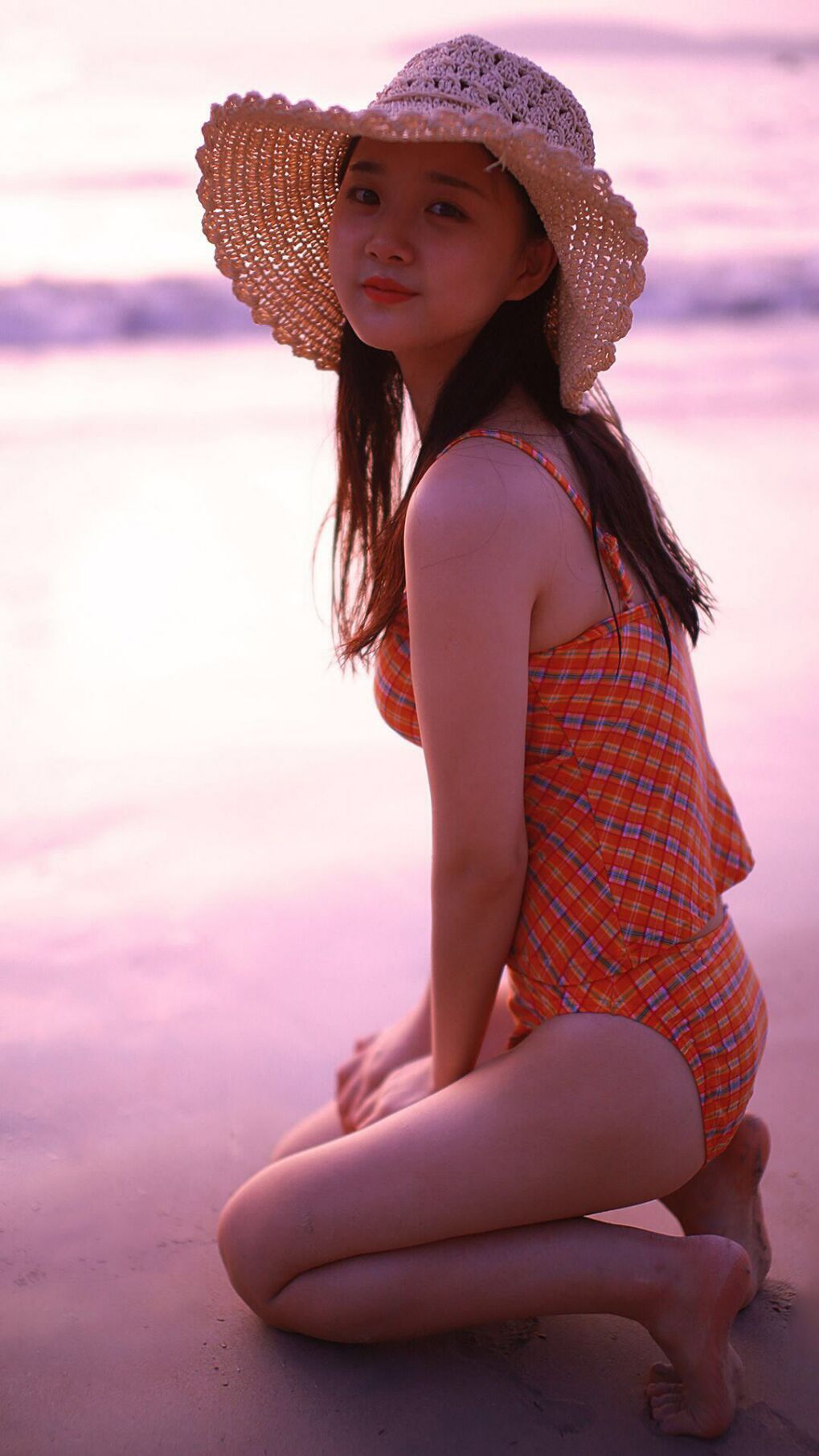 足球激情双响炮，德甲争冠白热化，突尼斯力克厄瓜多尔绽放荣耀