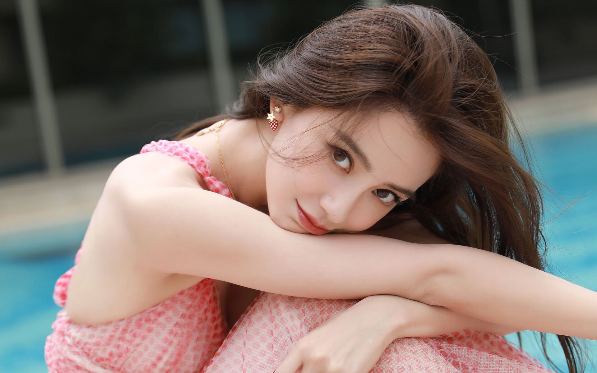 姆巴佩闪耀如星,莱比锡团队如刀,足球世界的两极魅力