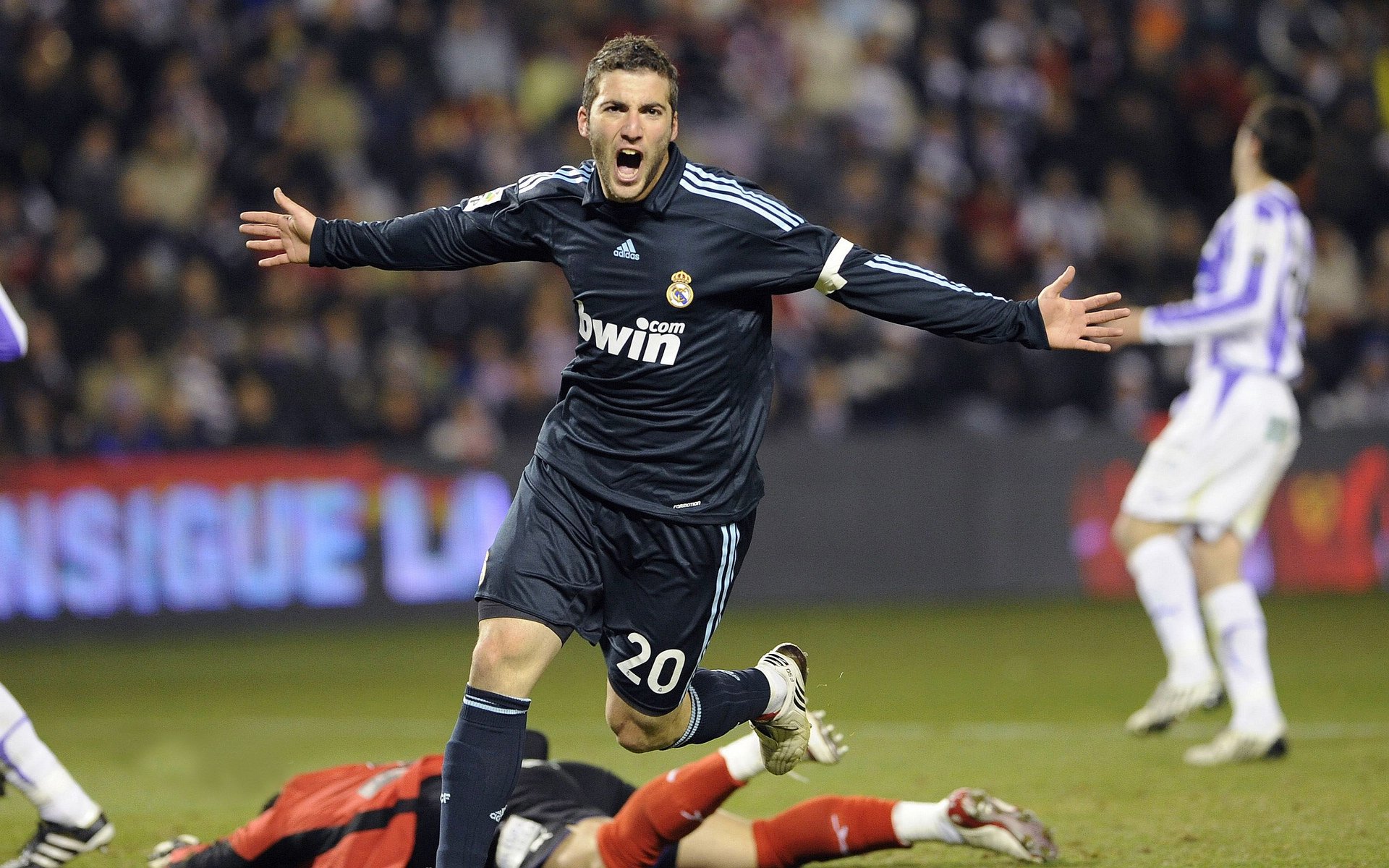 绝境油门,当篮球场与F1赛道共享同一种胜负哲学