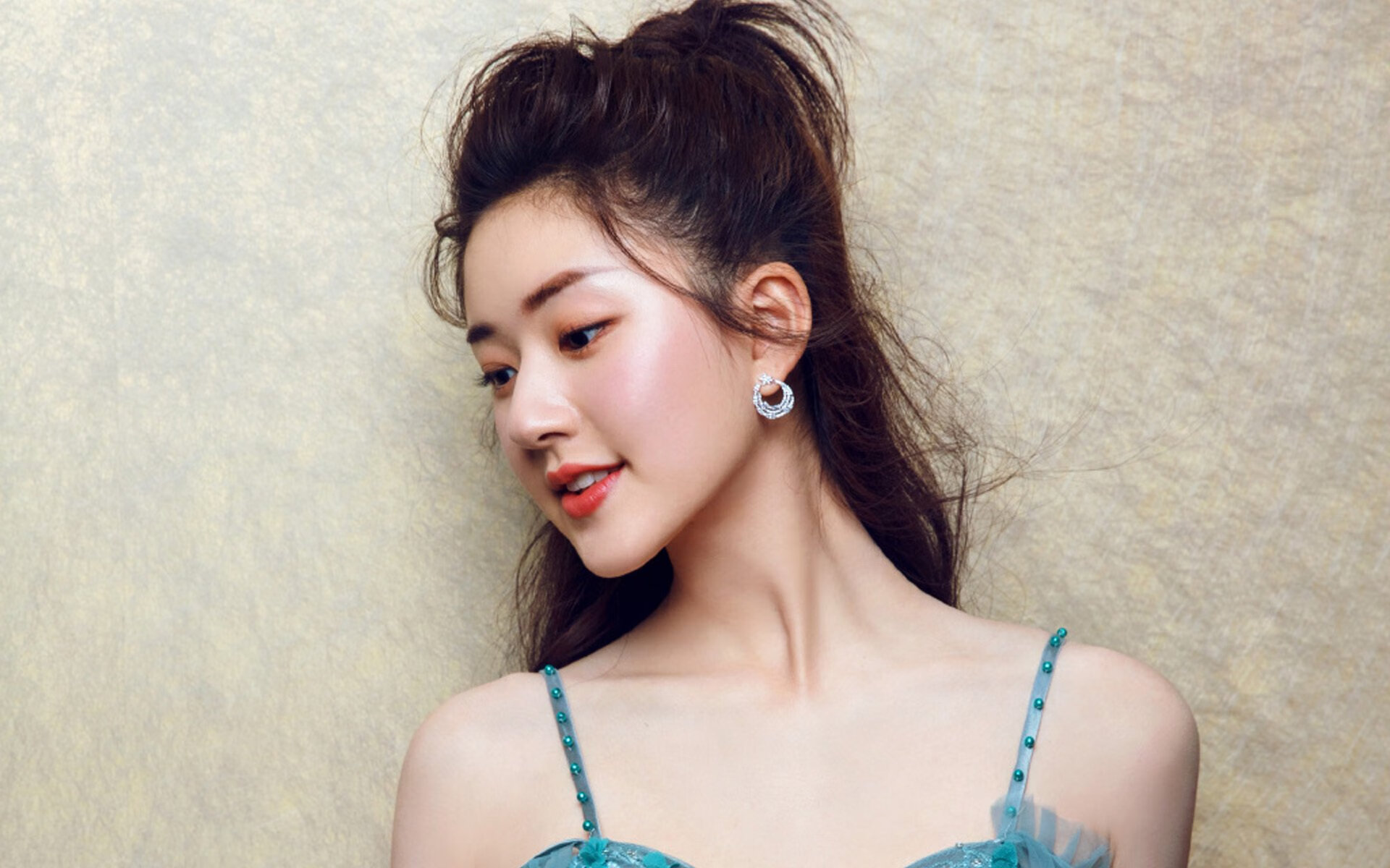 德甲争冠夜惊现外来的王！37岁莫德里奇以一敌众撕裂拜仁防线